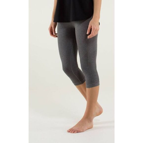 LULULEMON ATHLETICA In The Flow Crop in Heathered Soot Light Size 6 - Picture 3 of 7